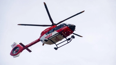Einer der Schwerverletzten wurde mit einem Rettungshubschrauber in einer Klinik gebracht. (Symbolbild) (Foto: Stefan Sauer/dpa)
