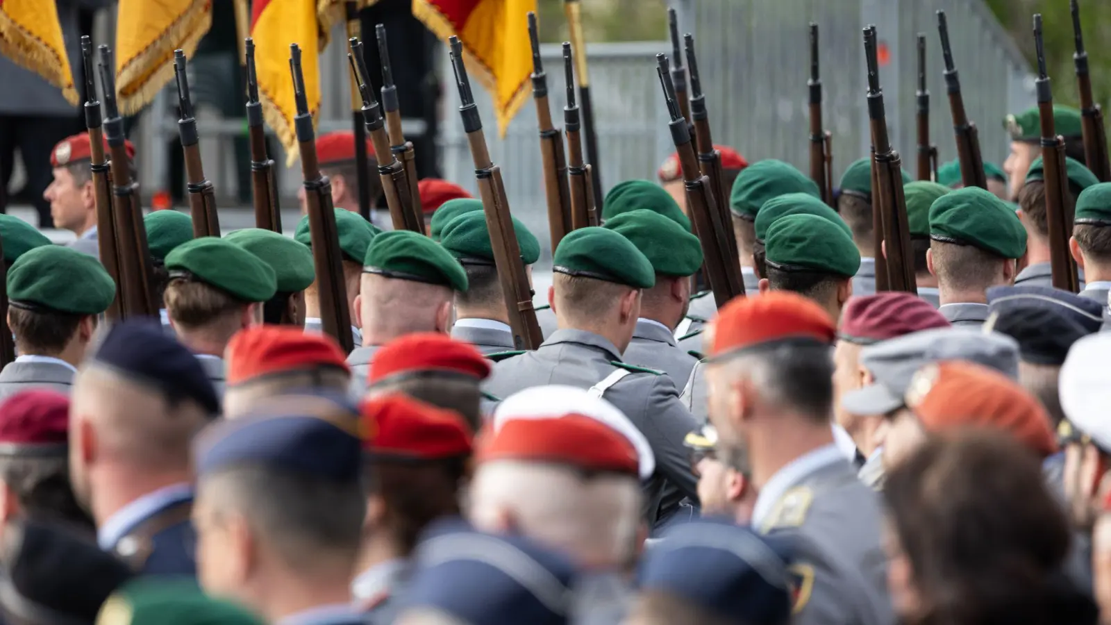 Wieviel Freiwillige können für die Bundeswehr gewonnen werden - und was, wenn das nicht reicht? Die Koalition diskutiert. (Foto: Hannes P Albert/dpa)