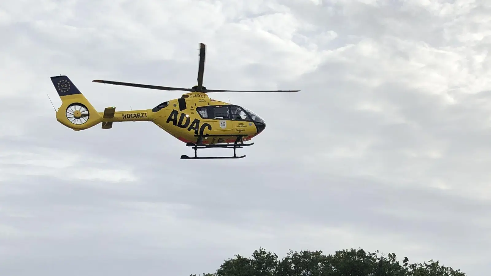 Der Junge erlitt Weichteilverletzungen, Schürfwunden und Prellungen. Er kam mit dem Rettungshubschrauber ins Krankenhaus. (Symbolbild: Oliver Herbst)