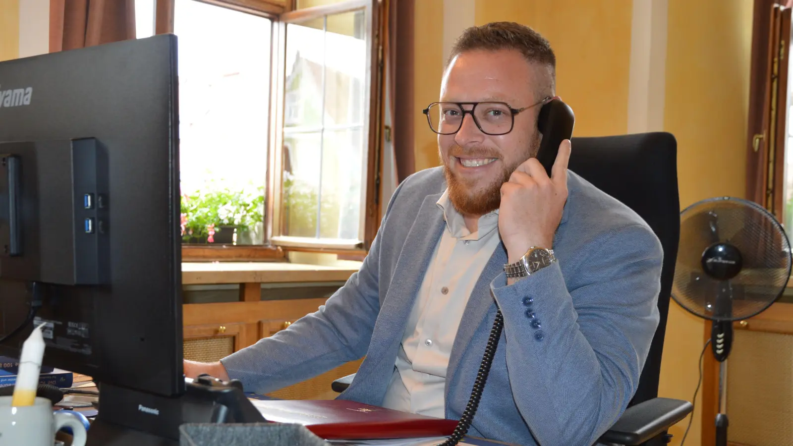 Alexander Müller, Neustadts neuer Bürgermeister, am Schreibtisch in seinem Büro im Rathaus. Eigens fürs Foto hat er sich noch schnell ein Sakko übergeworfen, da klingelt auch schon wieder das Telefon.  (Foto: Patrick Lauer)