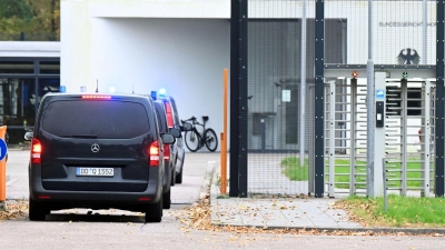 Mit eingeschaltetem Blaulicht fahren mehrere Wagen auf den Hof an der Außenstelle des Bundesgerichtshofs. (Archivbild) (Foto: Uli Deck/dpa)