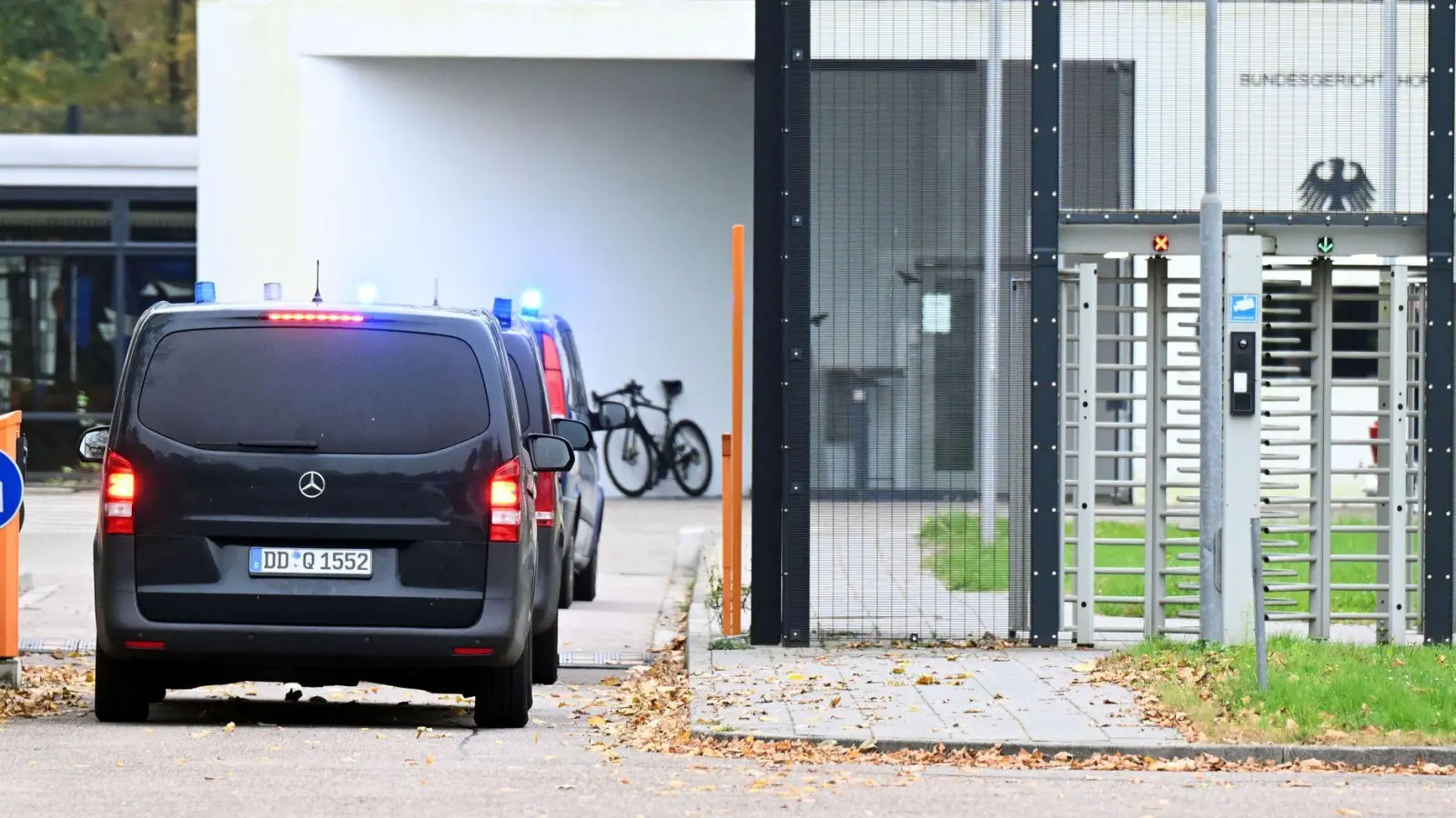Mit eingeschaltetem Blaulicht fahren mehrere Wagen auf den Hof an der Außenstelle des Bundesgerichtshofs. (Archivbild) (Foto: Uli Deck/dpa)