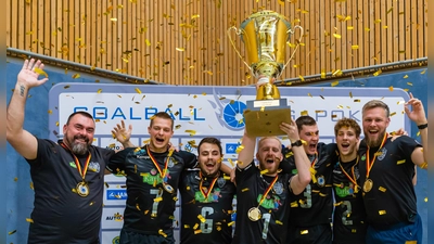 Da ist das Ding: Fabian Diehm reckt den Pokal in die Höhe. (Foto: AktiveGoal/Binh Truong)