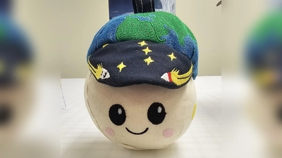 Das Schwerelosigkeits-Maskottchen „Rise” begleitet die Mission „Artemis 2”. (Foto: -/Nasa/dpa)