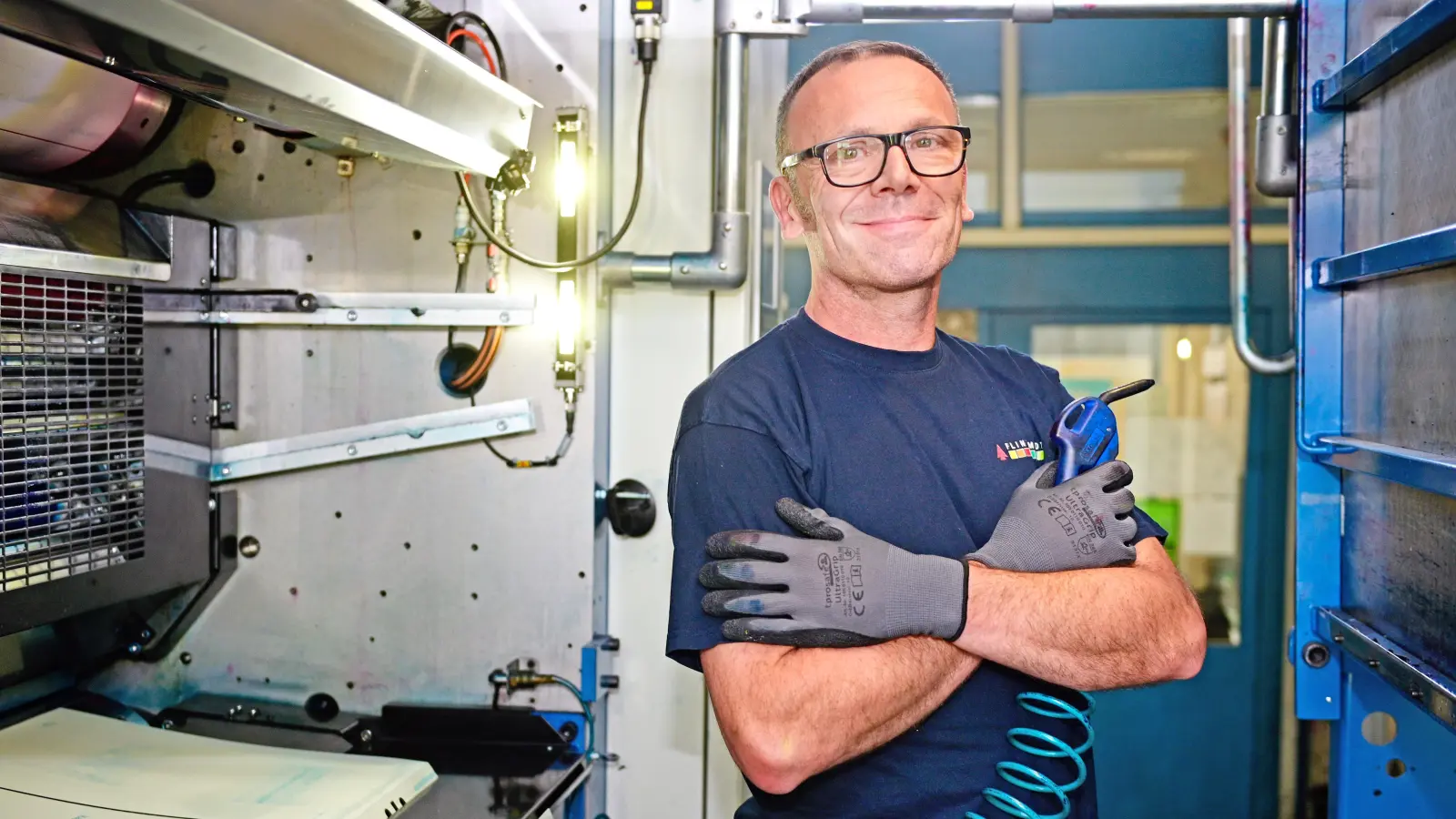 Thilo Vogel ist in der Druckerei in Schalkhausen Nacht für Nacht auf den Beinen. (Foto: Jim Albright)