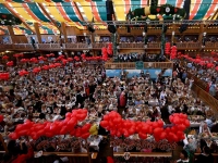 Prall gefülltes Schützenzelt während der Damenwiesn auf dem 189. Oktoberfest. (Foto: Felix Hörhager/dpa)