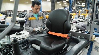 Ein Mann arbeitet an einer Produktionslinie der Jungheinrich AG im Qingpu-Distrikt der ostchinesischen Stadt Shanghai. (Foto: Ding Ting/XinHua/dpa)