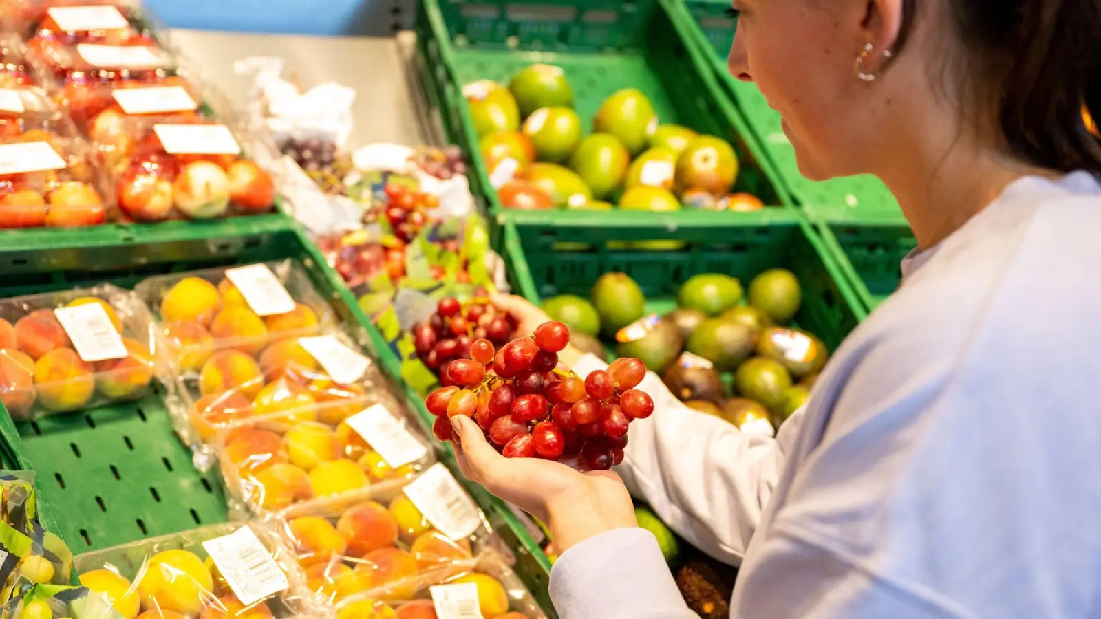 Naschen verboten: Grundsätzlich dürfen Waren im Supermarkt nicht vor dem Kauf gekostet werden. (Foto: Benjamin Nolte/dpa-tmn)