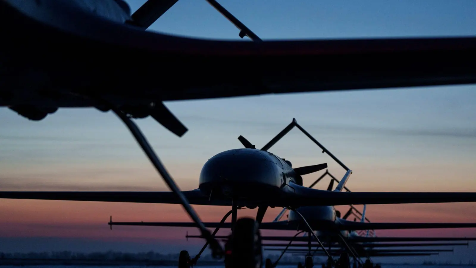 Ukrainische Drohnen erreichen immer entfernter gelegene Industrieanlagen in Russland. (Archivbild) (Foto: Evgeniy Maloletka/AP/dpa)