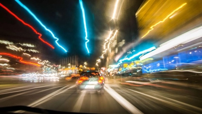 Extrem gefährlich: Wer bei Tempo 100 für eine Sekunde die Augen schließt, legt  28 Meter im Blindflug zurück. (Foto: Frank Rumpenhorst/dpa/dpa-tmn)