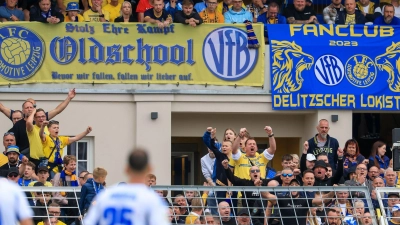 Nach beleidigenden Äußerungen von der Tribüne wurde die Partie kurzzeitig unterbrochen.  (Foto: Jan Woitas/dpa)