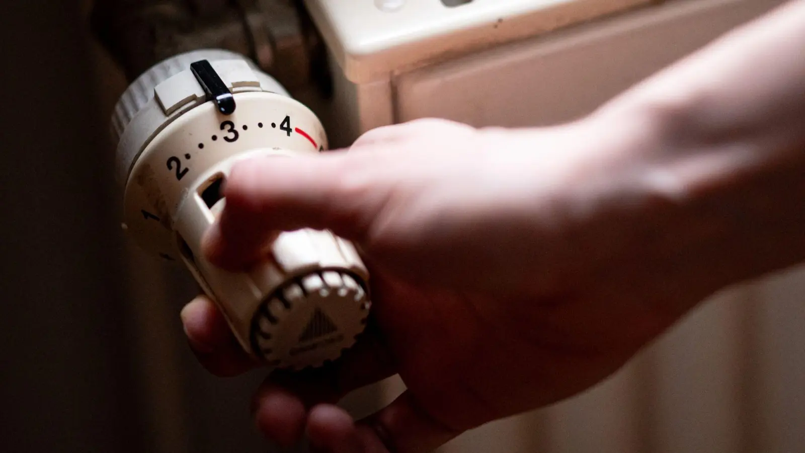 Wegen der eisigen Kälte und einer Störung an der Heizungsanlage fällt an einer Schule im Nürnberger Land der Präsenzunterricht teilweise aus. (Symbolbild) (Foto: Fabian Sommer/dpa)