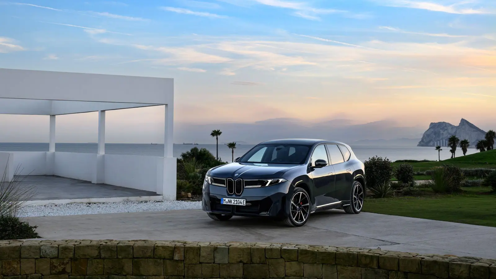 Der BMW iX3 50 xDrive beschleunigt in 4,9 Sekunden aus dem Stand auf Tempo 100 und erreicht bis zu 210 km/h Spitze. (Foto: Uwe Fischer/BMW AG/dpa-tmn)