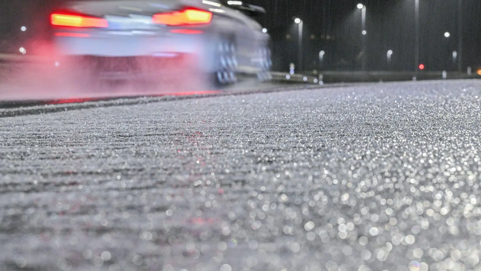 Mancherorts kann es noch glatt sein. (Foto: Jason Tschepljakow/dpa)