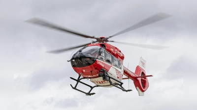 Der schwer verletzte Achtjährige musste von einem Rettungshubschrauber ins Krankenhaus geflogen werden. (Symbolbild) (Foto: Daniel Karmann/dpa)