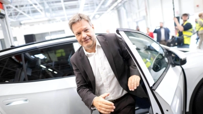 Nach den geplanten steuerlichen Anreize für E-Autos als Dienstwagen prüft die Bundesregierung weitere Anreize. (Archivbild). (Foto: Sina Schuldt/dpa)