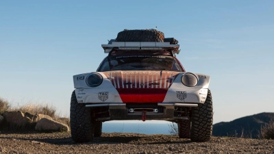 Wie zum Duell angetreten: Nun, einen gewissen Kampf mit den Elementen musste auch der um viel Bodenfreiheit erweiterte Elfer führen. (Foto: Porsche AG/dpa-tmn)