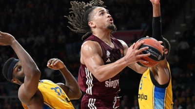 Münchens Carsen Edwards (M) kämpft gegen Tel Avivs James Webb und Josh Nebo (l) um den Ball. (Foto: Angelika Warmuth/dpa)