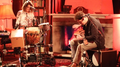 Der Märchenzauber geht in eine neue Runde: Wieder dabei ist der Märchenwald, organisiert von FormatF. Bei gemütlicher Stimmung treten verschiedene Künstlerinnen und Künstler im Rathausgewölbe auf. (Archivbild: Pauline Held)