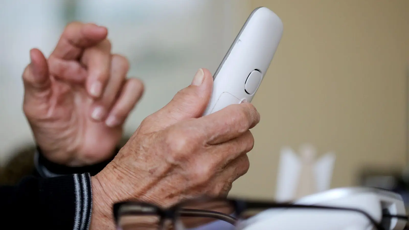 Ein 70-Jähriger aus Mittelfranken erhielt einen betrügerischen Telefonanruf – und wäre beinahe darauf hereingefallen. (Symbolbild) (Foto: Roland Weihrauch/dpa)