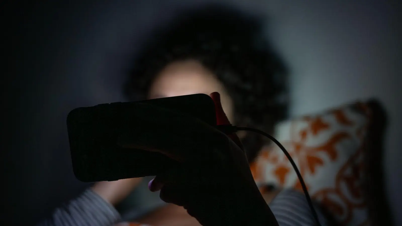 Kann das Einschlafen erschweren: übermäßige Smartphone-Nutzung im Bett. (Foto: Sebastian Gollnow/dpa/dpa-tmn)