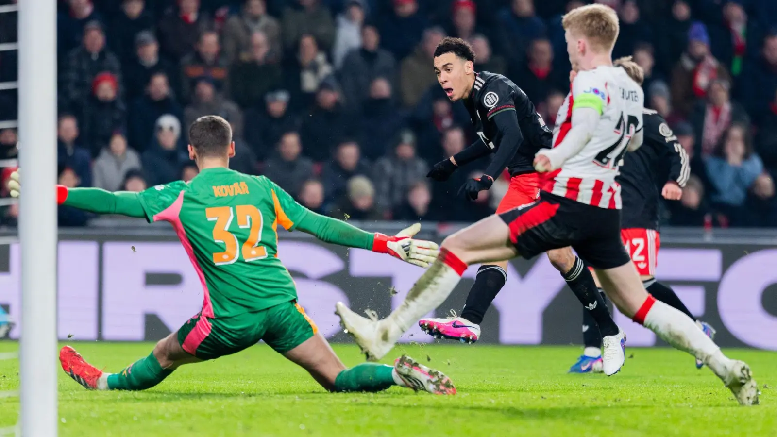 Der Glücksmoment: Jamal Musiala (M) erzielt sein Comeback-Tor zum 1:0.  (Foto: Rolf Vennenbernd/dpa)