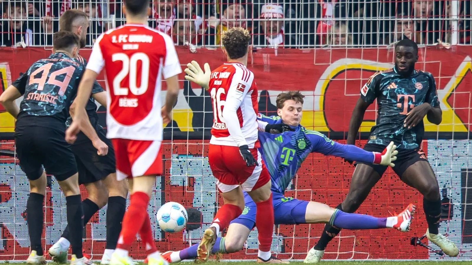 Benedict Hollerbach überwindet Bayern-Keeper Jonas Urbig. (Foto: Andreas Gora/dpa)