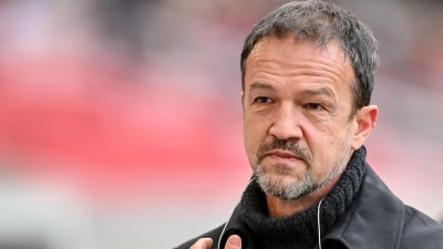 Fredi Bobic glaubt nicht recht an einen Wechsel von Florian Wirtz zum FC Bayern. (Foto: Harry Langer/dpa)