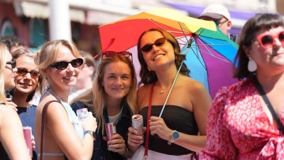 Bei strahlendem Sonnenschein feiert Brighton die Pride Parade. (Foto: Yui Mok/PA Wire/dpa)