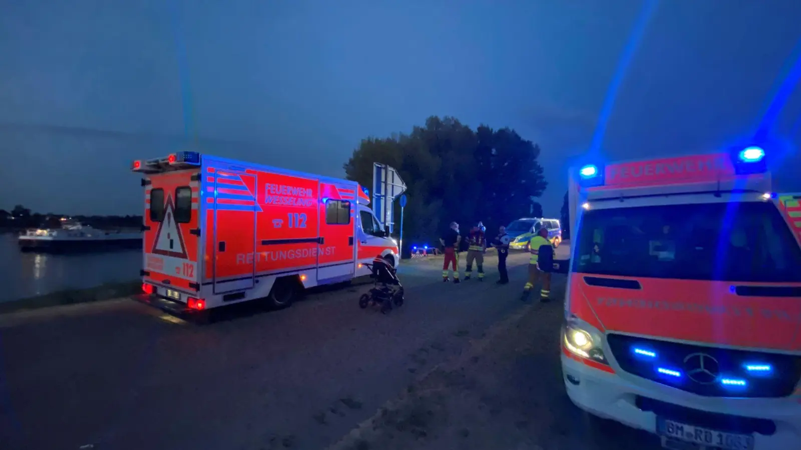 Ein Badeausflug eines Vaters mit seinen vier Kindern am Rhein südlich von Köln endete beinahe tödlich. (Foto: Feuerwehr Wesseling/dpa)