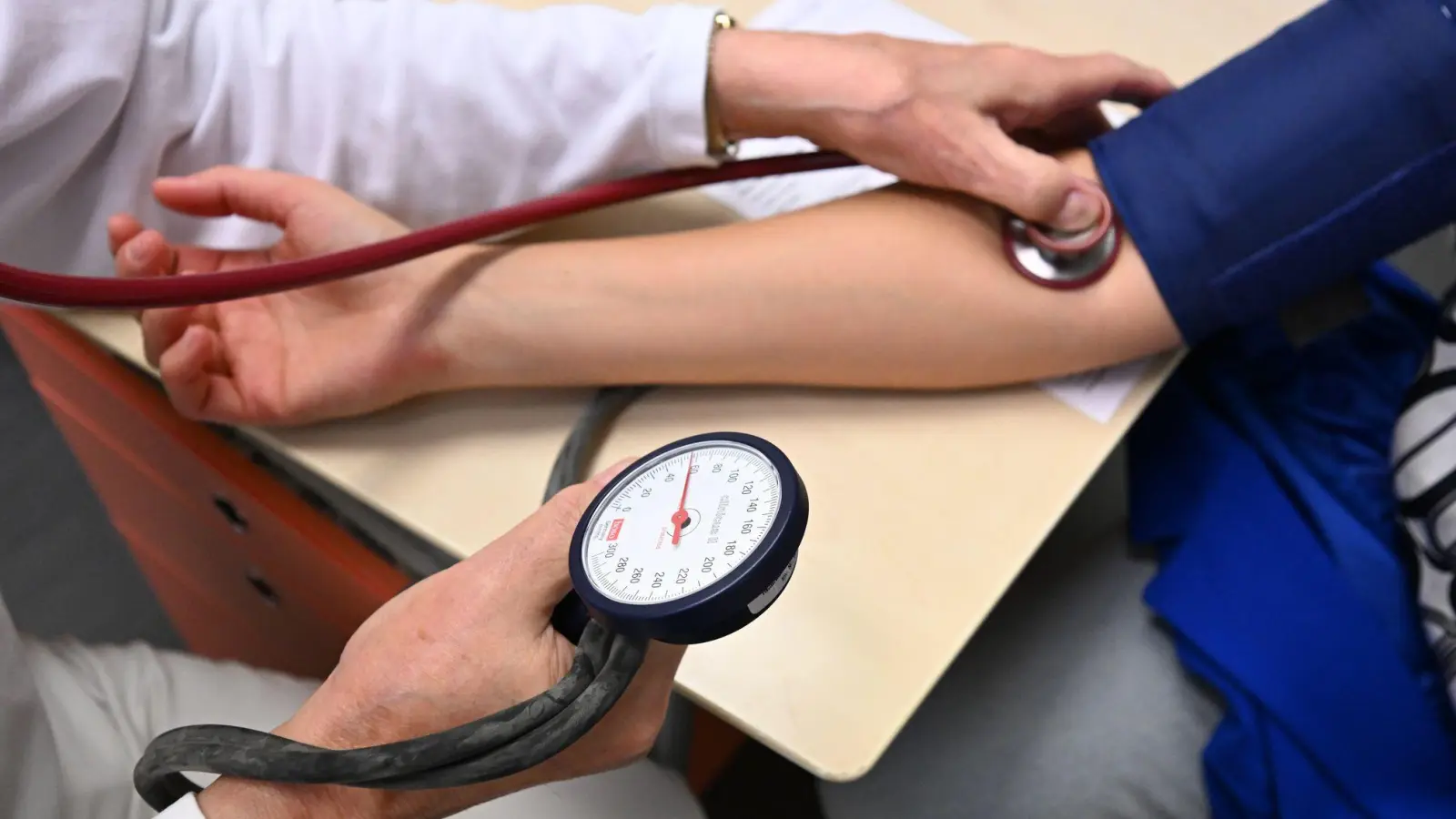 Oft stehen Ärzte, Apotheker oder Pflegedienste im Visier der Generalstaatsanwaltschaft. (Symbolbild) (Foto: Bernd Weißbrod/dpa)