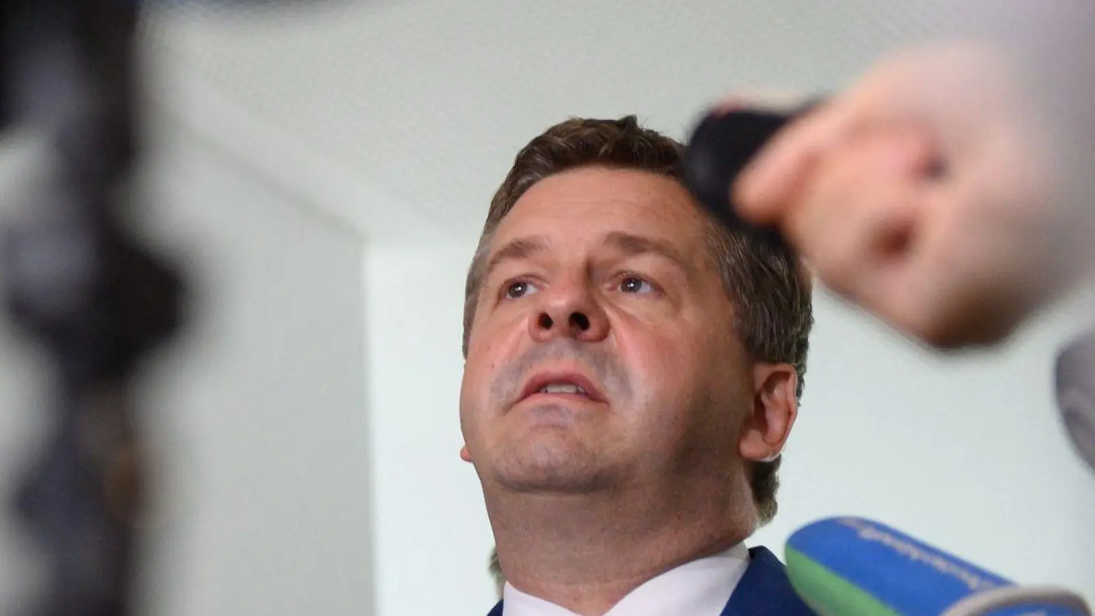 Noch-Ministerpräsident Sven Schulze (CDU) steht im Fokus der Medien - und auch seiner Partei. (Foto: Klaus-Dietmar Gabbert/dpa)