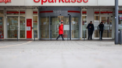 Knapp fünf Wochen nach dem spektakulären Einbruch ist die Sparkasse Gelsenkirchen wieder offen – allerdings nicht die Schließfachanlage. (Archivbild) (Foto: Christoph Reichwein/dpa)