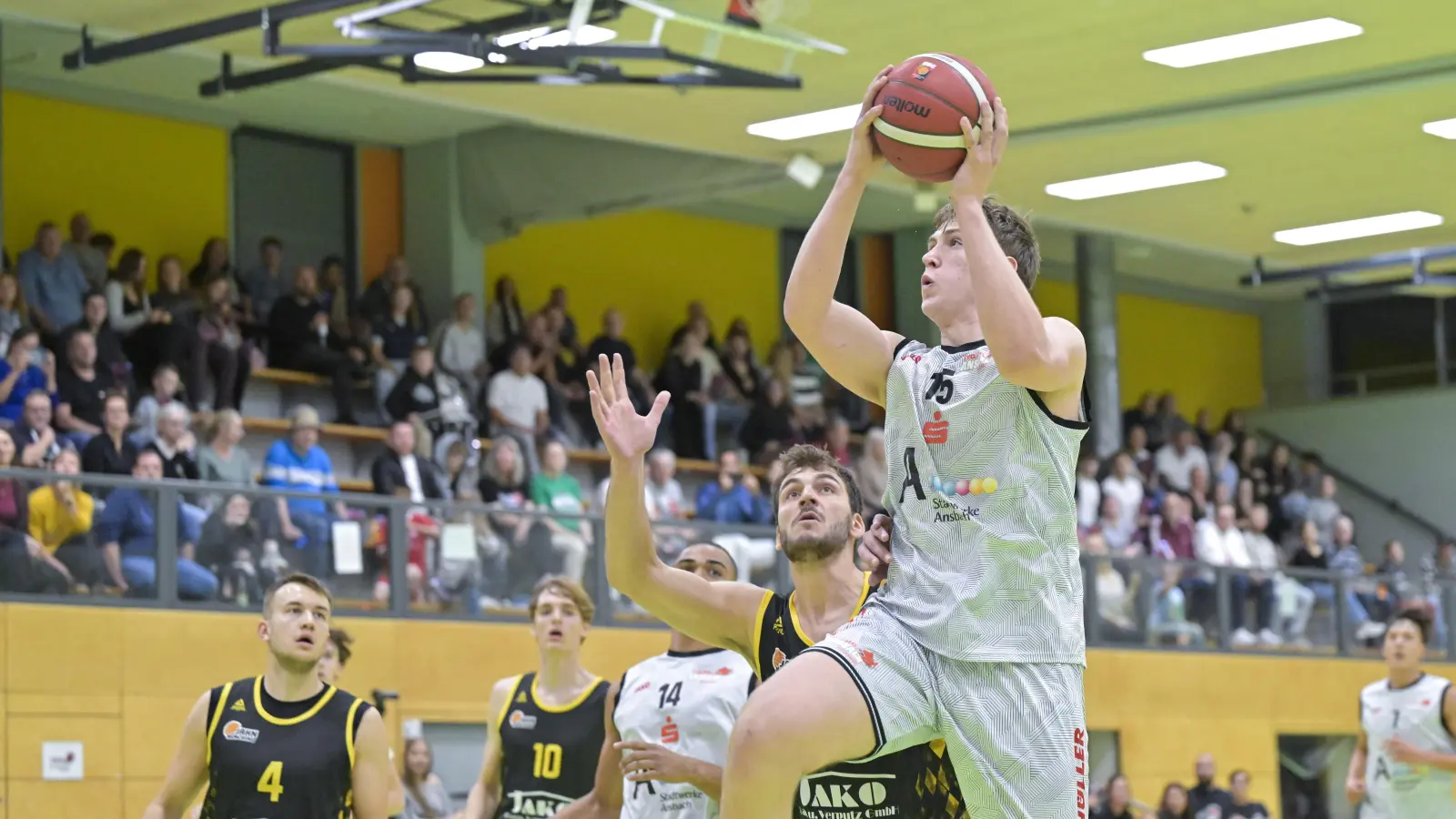 Stepan Ides (hier gegen Lukas Dollinger von München Basket), war unter der Woche bei der tschechischen U19-Nationalmannschaft und ist am Samstag für die Piranhas im Einsatz. (Foto: Martin Rügner)