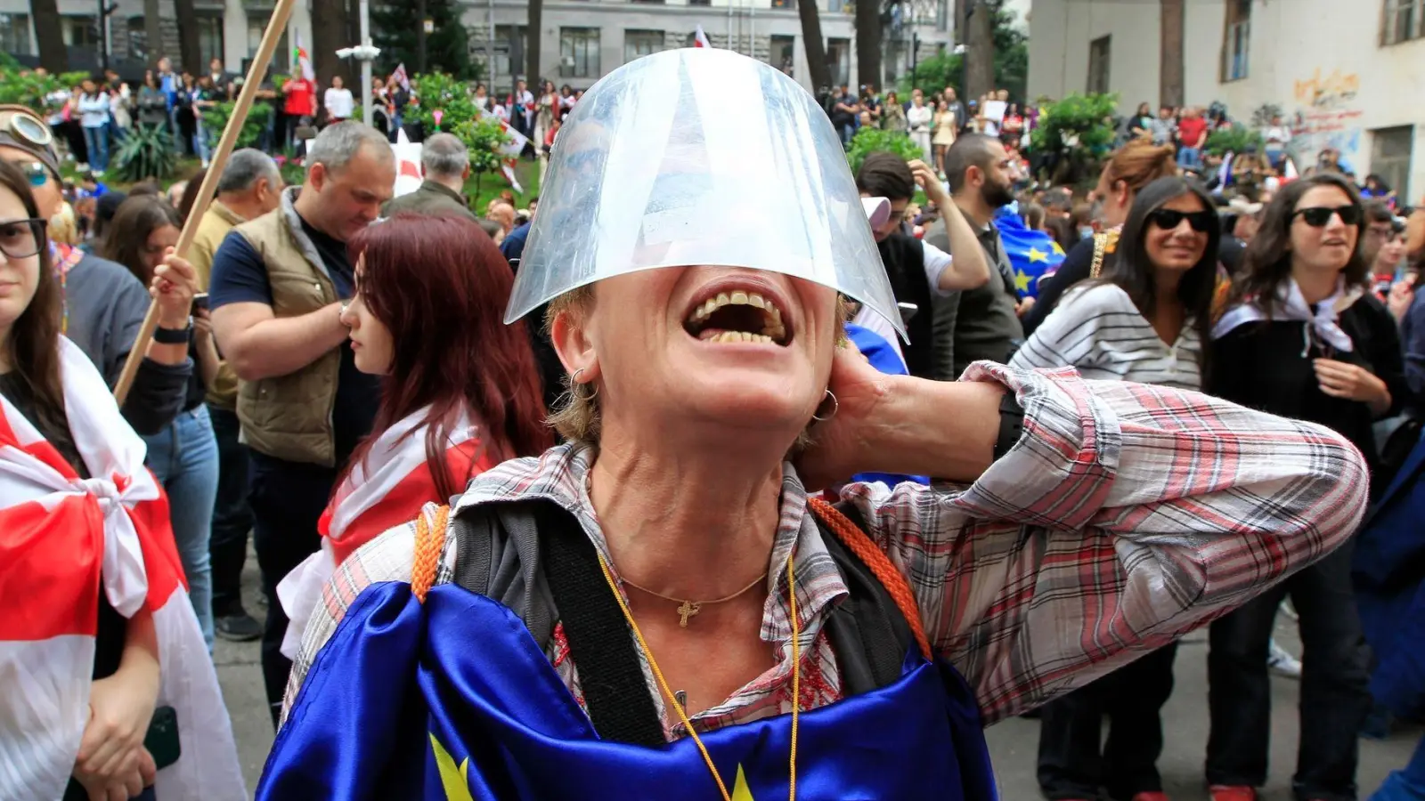 Menschen protestieren Ende Mai vor dem Parlamentsgebäude in Tiflis gegen das Gesetz über ausländische Einflussnahme. (Foto: Shakh Aivazov/AP/dpa)