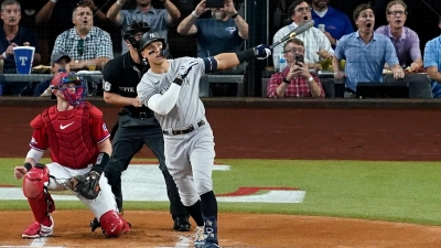 New Yorks Aaron Judge schlägt einen Solo-Home-Run, seinen 62. in dieser Saison. (Foto: Tony Gutierrez/AP/dpa)