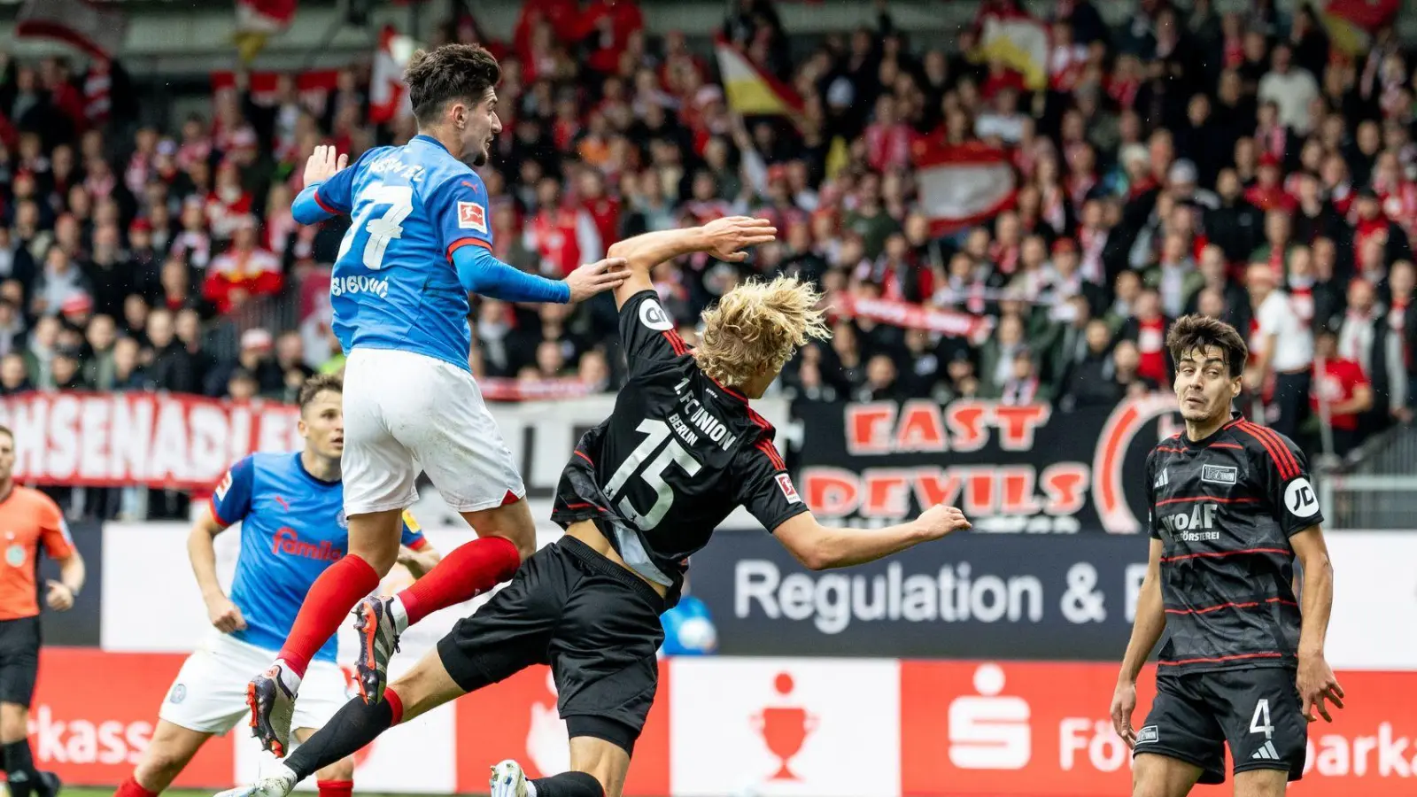 Berlins Tom Rothe (3. v. l.) leitete das 1:0 der Berliner in Kiel ein. (Foto: Axel Heimken/dpa)