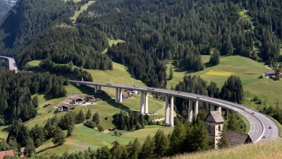 Italien hatte Österreich vor dem EuGH verklagt, weil es vier in Tirol eingeführte Maßnahmen für Lkws auf der Inntal- und der Brennerautobahn für rechtswidrig hält. (Archivbild) (Foto: Sven Hoppe/dpa)
