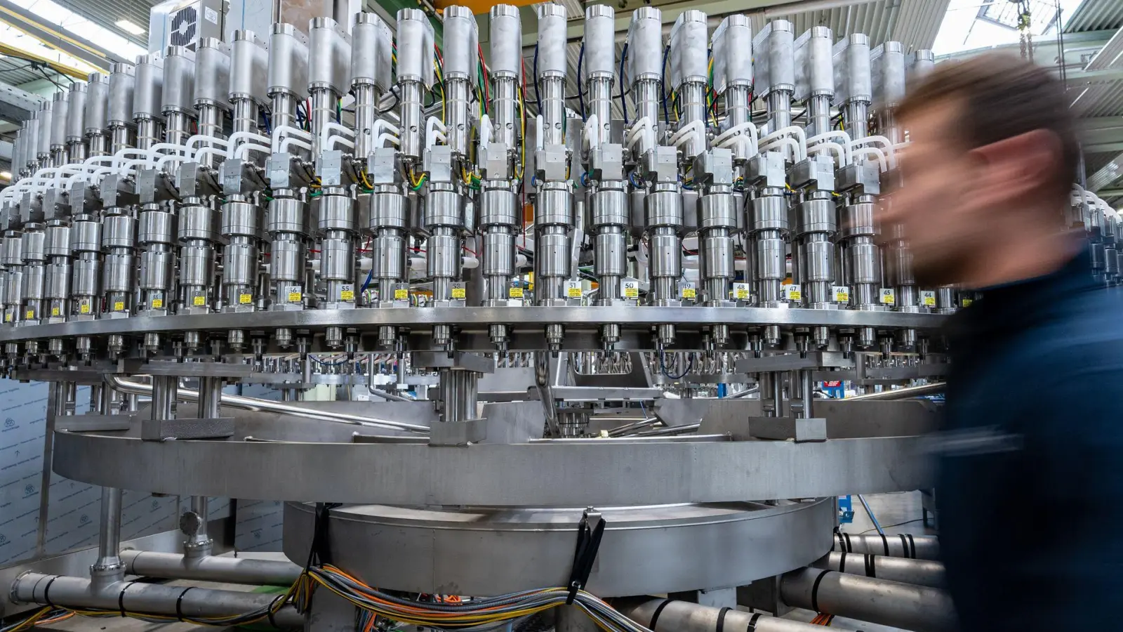 Angesichts der schwierigen Wirtschaftslage kommt es vor allem in der Industrie und im Handel zu Beschäftigungsabbau. (Archivbild) (Foto: Armin Weigel/dpa)