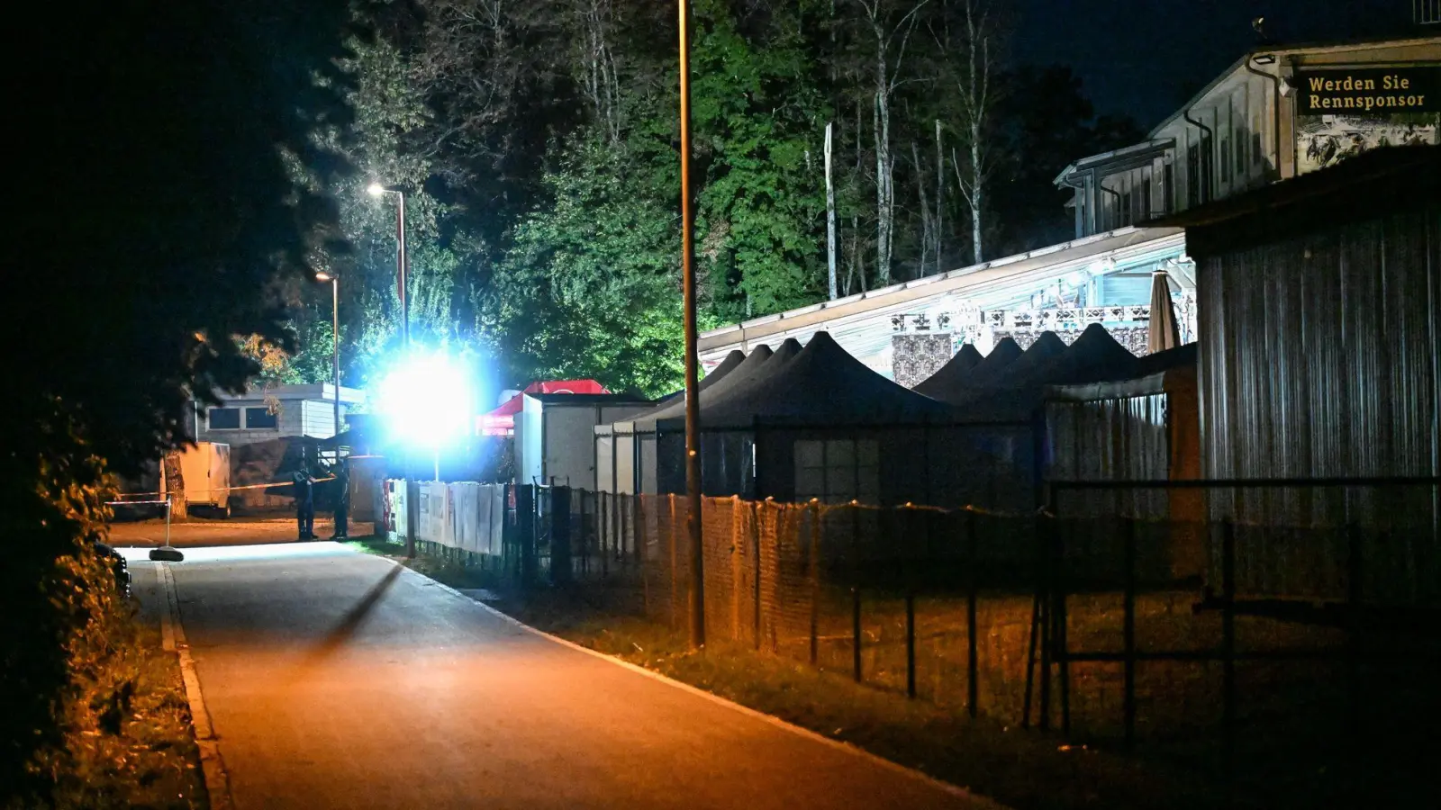 Unter den Verletzten nach den Schüssen bei der Rave-Party in der Schweiz ist auch eine Deutsche.  (Foto: Jason Tschepljakow/dpa)