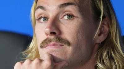 Derzeit nur als Zuschauer bei Spielen seines FC St. Pauli dabei: Kapitän Jackson Irvine. (Foto: Marcus Brandt/dpa)