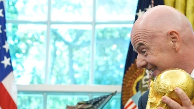 Gianni Infantino überreicht den WM-Pokal an Donald Trump. (Foto: Jacquelyn Martin/AP/dpa)