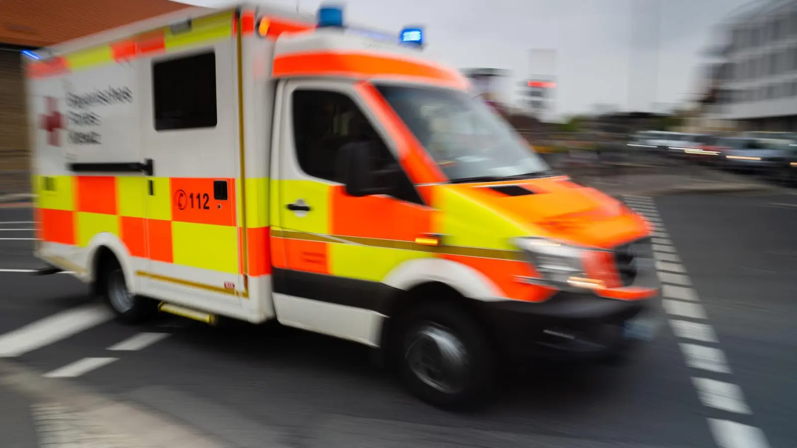 Bei einem Unfall auf der B2 sind mehrere Menschen schwer verletzt worden. (Symbolbild) (Foto: Nicolas Armer/dpa)