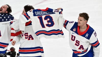 Emotionale Geste nach dem Sieg im Eishockey-Finale. (Foto: Peter Kneffel/dpa)