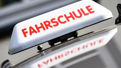 Ein Fahrschüler tritt betrunken zu einer Fahrstunde in Haselünne an und wird von der Polizei gestoppt. (Symbolbild) (Foto: Swen Pförtner/dpa)