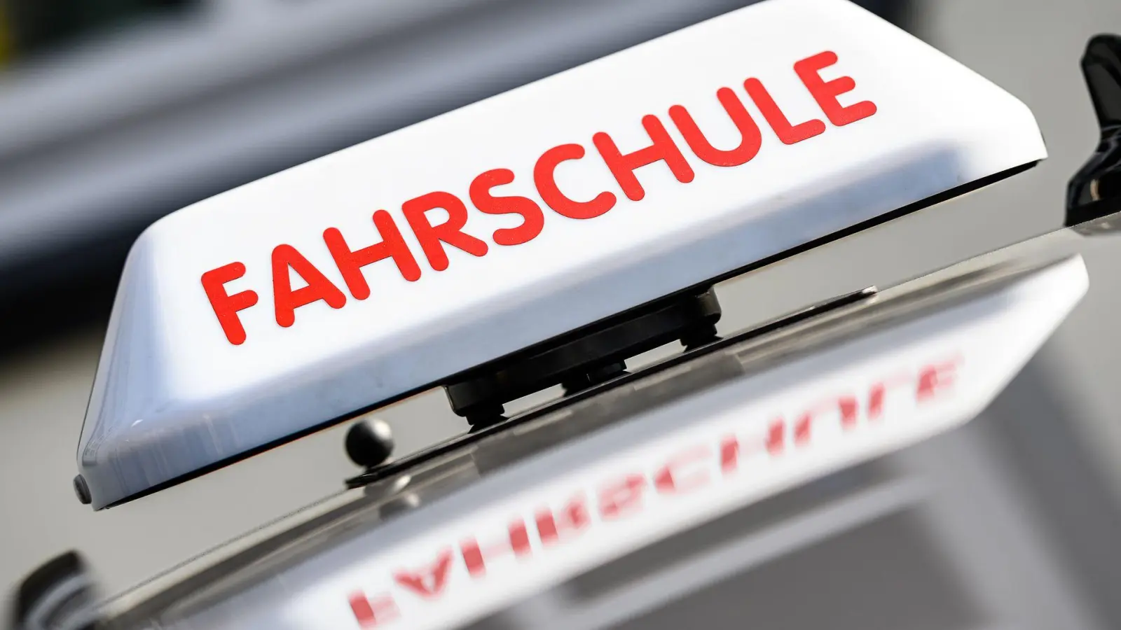 Ein Fahrschüler tritt betrunken zu einer Fahrstunde in Haselünne an und wird von der Polizei gestoppt. (Symbolbild) (Foto: Swen Pförtner/dpa)