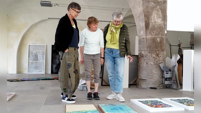 Irmgard Peetz-Hahn, Rita Zeller und Irmtraud Schmidt-Hartung (von links) diskutieren: Wo kommt welches Werk im Fleischhaus am besten zur Geltung? Das Ergebnis ist ab Donnerstag zu sehen. (Foto: Simone Hedler)