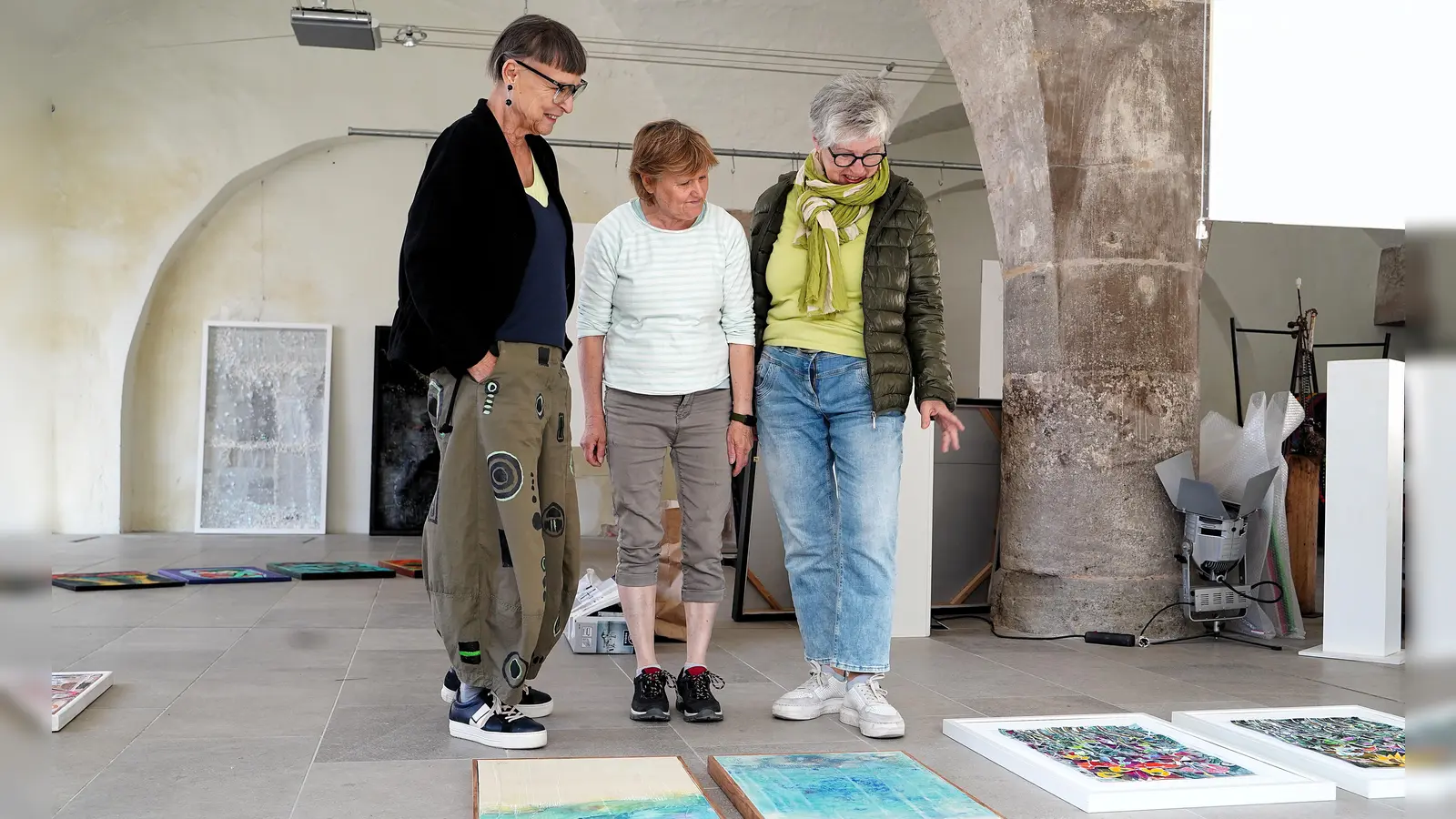 Irmgard Peetz-Hahn, Rita Zeller und Irmtraud Schmidt-Hartung (von links) diskutieren: Wo kommt welches Werk im Fleischhaus am besten zur Geltung? Das Ergebnis ist ab Donnerstag zu sehen. (Foto: Simone Hedler)