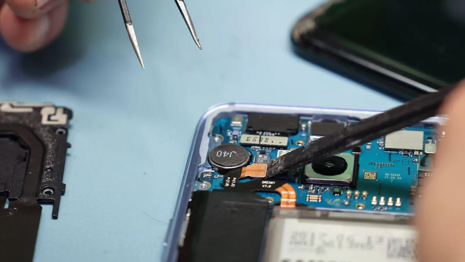 Ab dem 20. Juni sollen Kundinnen und Kunden mit dem Energielabel wissen, wie leicht ein Handy zu reparieren ist. (Symbolbild) (Foto: Christian Charisius/dpa)