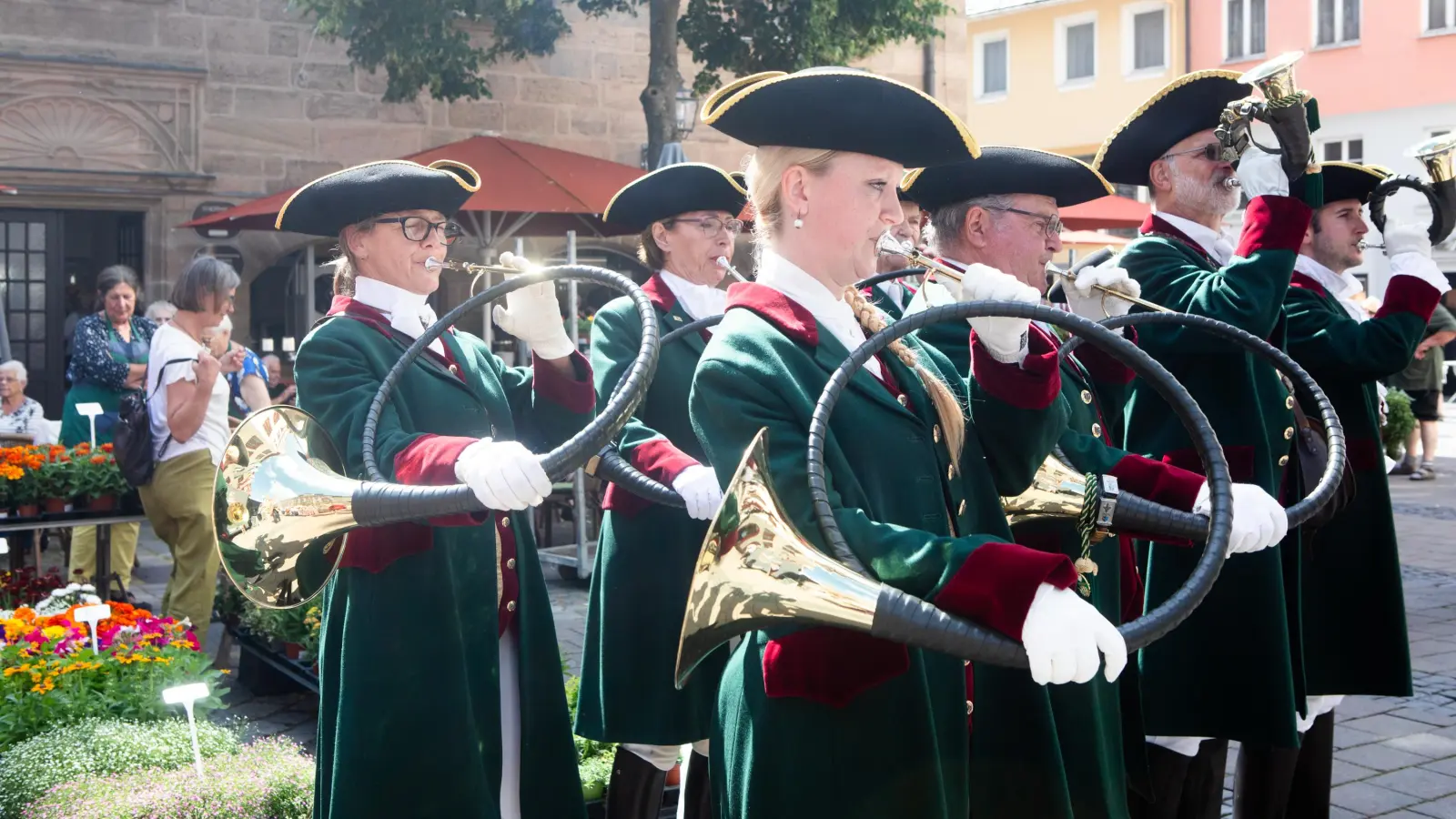 Die Jagdhornbläsergruppe der Jägervereinigung Ansbach und Umgebung spielt auf. (Foto: Evi Lemberger)